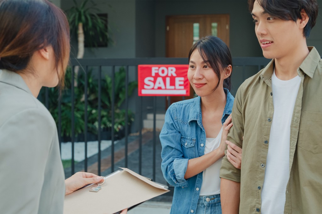 A group of people, including Yeo Jin-goo, standing outside a house