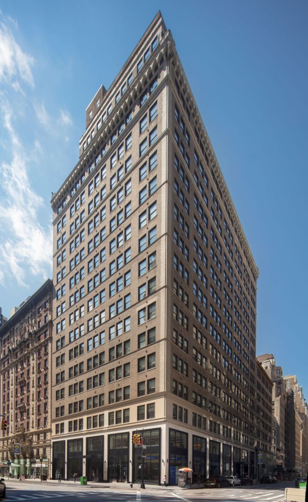 The owners of the 25-story tower at 498 Seventh Ave., built in 1920, signed two agreements to increase occupancy to 95%.