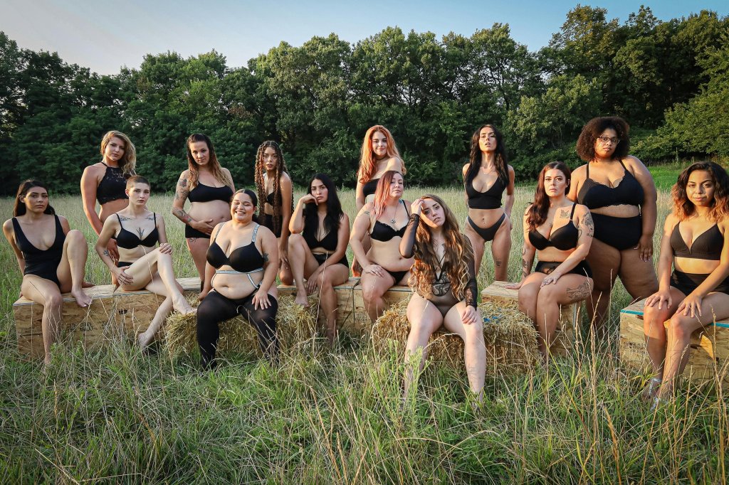 Vanesa Martín with a group of women, all dressed in black, posing for a photo